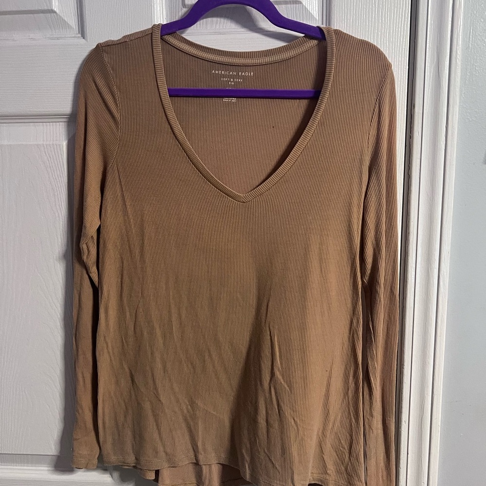 American Eagle Outfitters Ribbed V-Neck Long Sleeve Top in Camel Brown